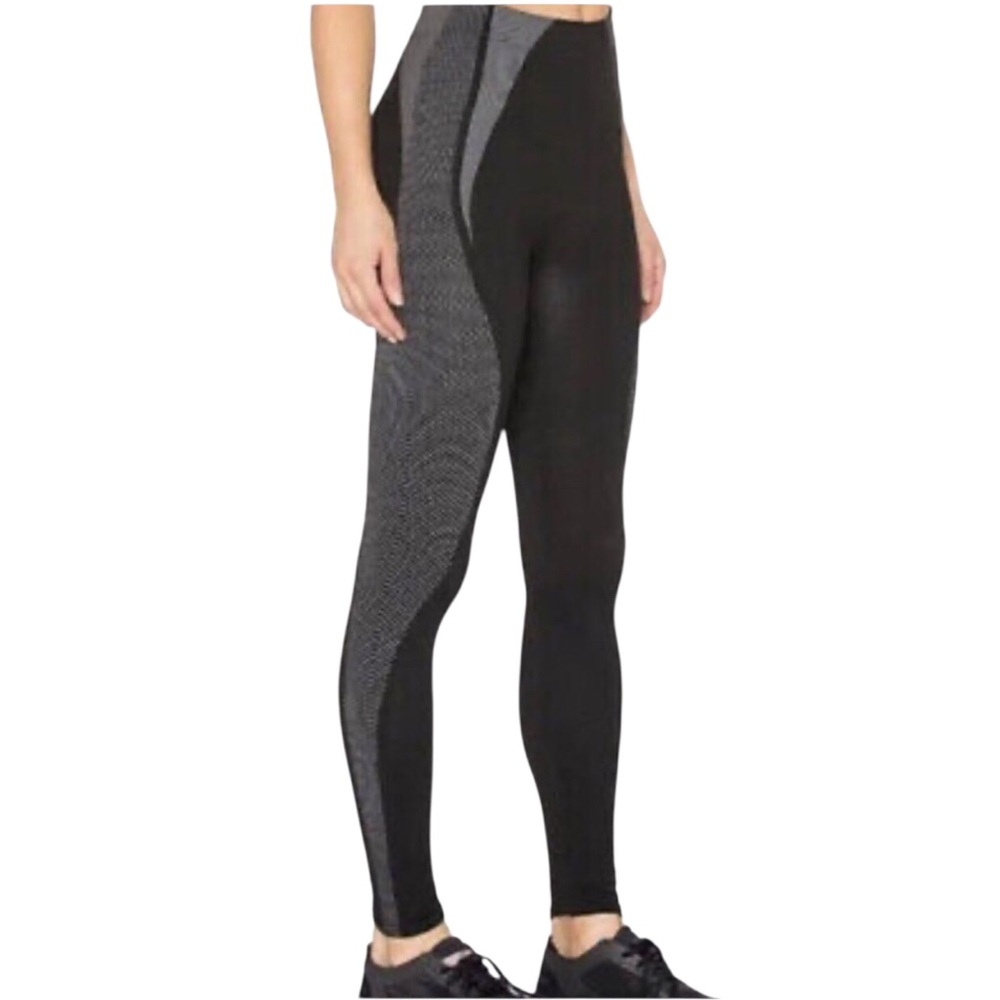 SPANX Very‎ Black with Gray/White print Medium leggings Athleisure wear gym wear